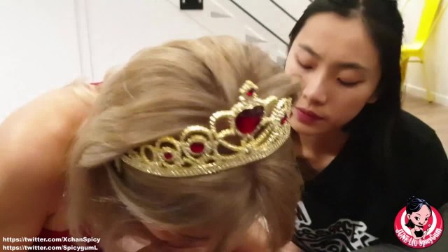 Жаркий двойной минет от азиаток для одного парня